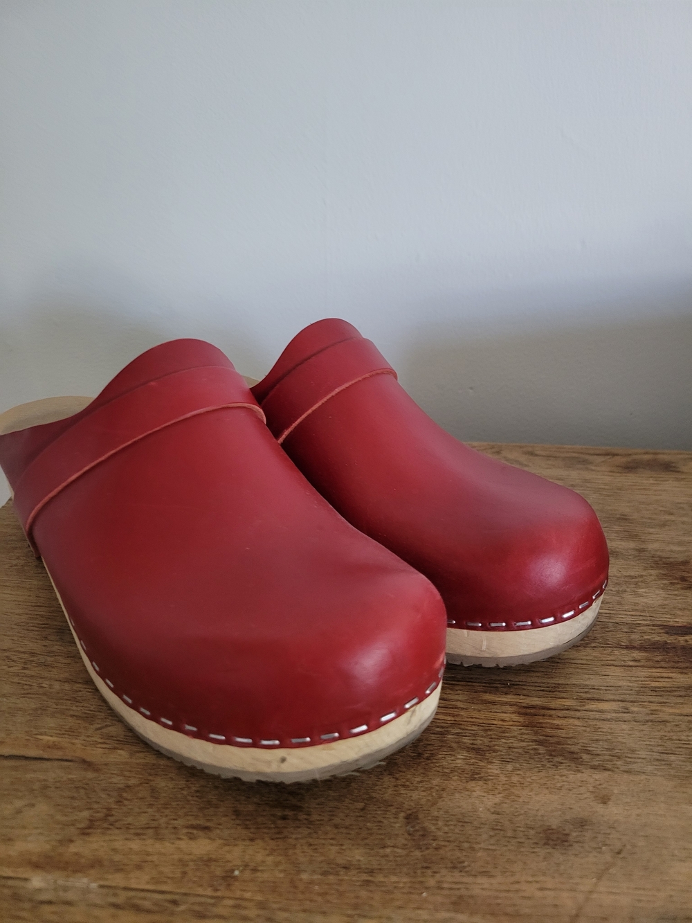 Vintage Women’s Red Leather Clogs - Classic Slip-On Comfort